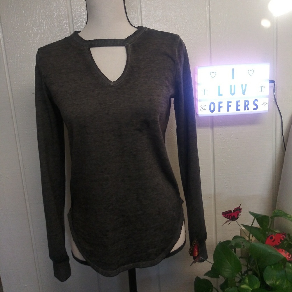 Key Hole Long Sleeve